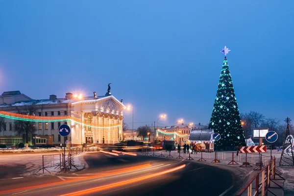 Činoherní divadlo a vánoční stromeček — Stock fotografie