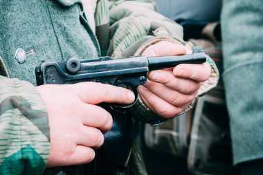 Parabellum tabanca elinde