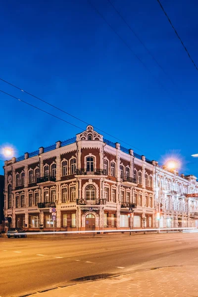 Будівлі під блакитне небо вночі поштового відділення. Гомель, Білорусь — стокове фото