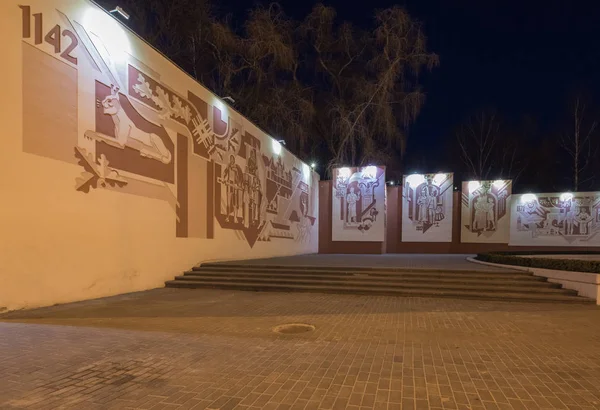 Historisches Sgraffito in Gomel auf der sowjetischen Straße. Abend. gom — Stockfoto