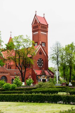 Kırmızı kilise Minsk'te kuleye bakış.