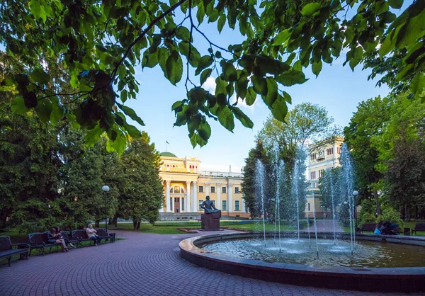 Park s Paskevich-Rumyantsev paláce. Gomel, Bělorusko — Stock fotografie