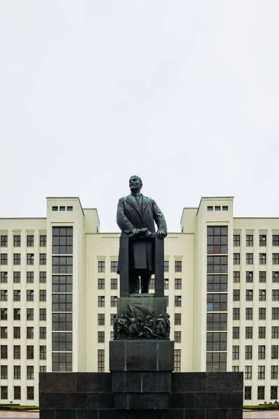 Eine riesige Lenin-Skulptur im Regierungsgebäude — Stockfoto