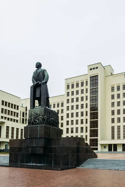 Lenin-Denkmal am Regierungsgebäude. Minsk — Stockfoto