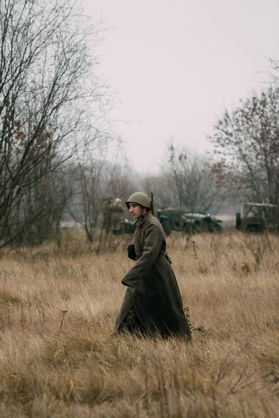 Soldier of the USSR in a greatcoat in the field. Gomel, Belarus — Stock Photo, Image