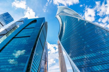 Güzel bir gökyüzü bulutlu karşı gökdelenler