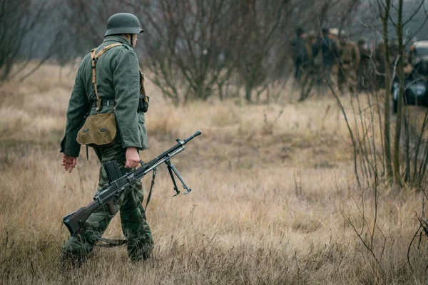 German soldier with a machine gun in the field. Gomel, Belarus — Stock Photo, Image