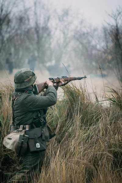 Żołnierz Wehrmachtu strzela z karabinu — Zdjęcie stockowe
