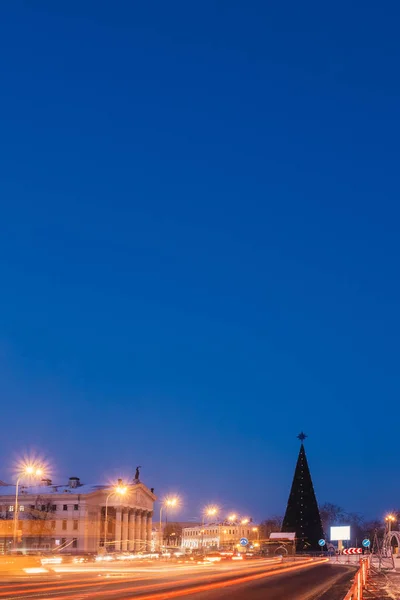 Театр и новогодняя елка на площади Гомеля — стоковое фото