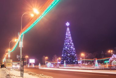Gece yeni yıl bayramlarda Lenin meydanda. Gomel, Beyaz Rusya
