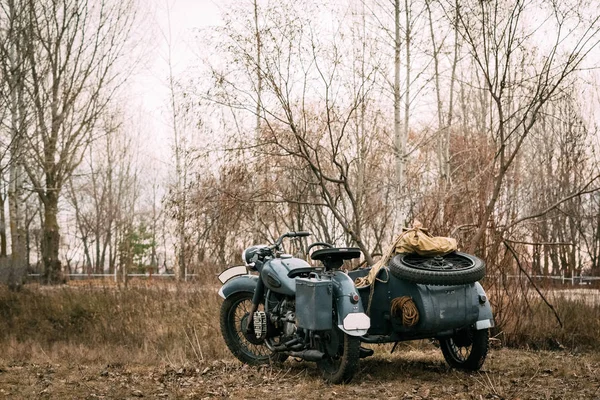 Retro motocykl żołnierzy Wehrmachtu w polu — Zdjęcie stockowe