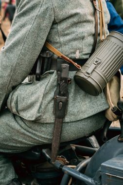 Alman asker Wehrmacht süngü bıçak ile