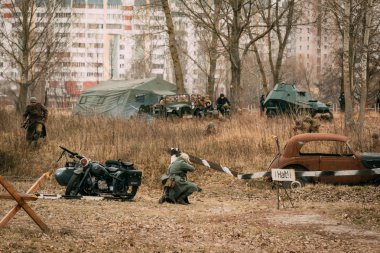 Bir Alman asker c Kızıl Ordu karşı bir savunma tutar