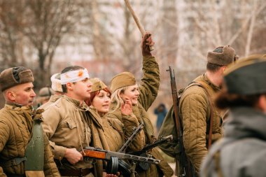 Kızıl Ordu kadın ve erkek reenactors. Gomel, Beyaz Rusya