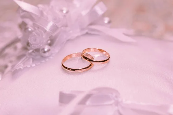 Dos anillos de boda sobre un fondo blanco — Foto de Stock