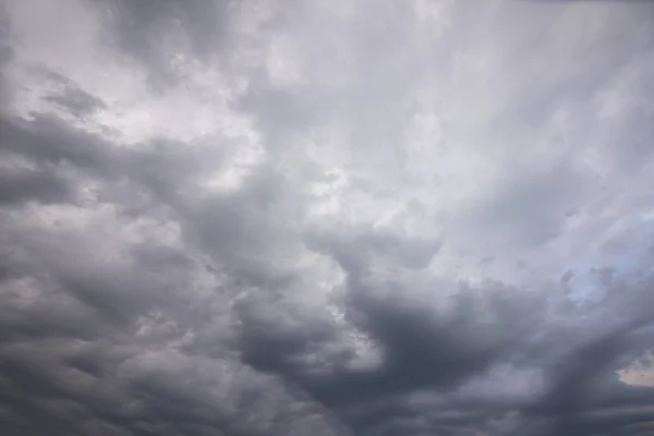 夕暮れの空の嵐の雲 — ストック写真