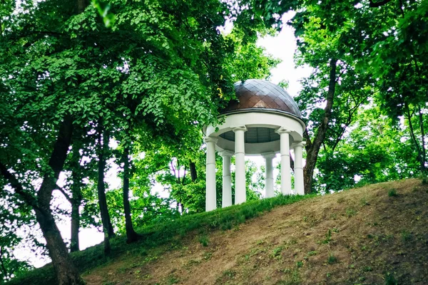 Rotonde en pierre dans le parc — Photo