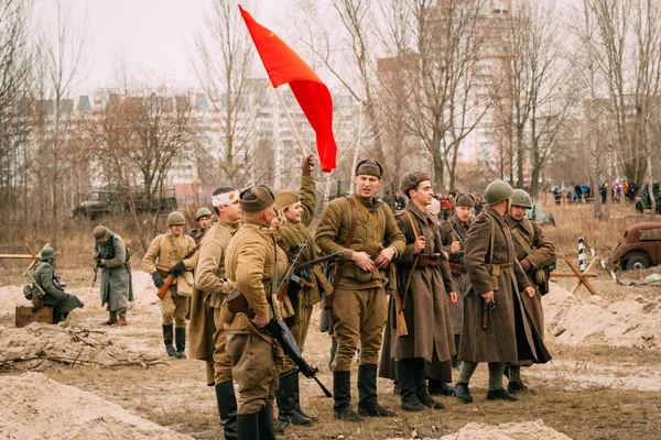 The structure of Soviet soldiers after the battle with the flag. — Stock Photo, Image