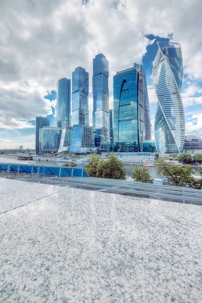Хмарочоси, м. Москва під cumulus хмари — стокове фото