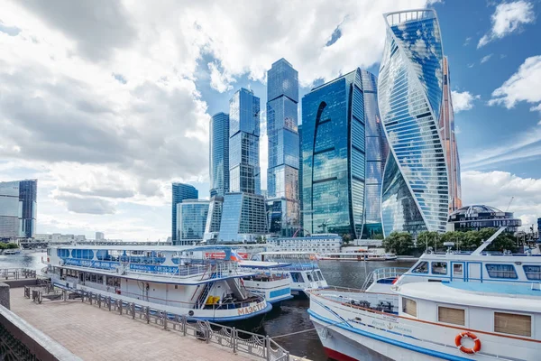 Centro de negocios de la ciudad de Moscú y barcos de motor en el muelle. Mosc. — Foto de Stock