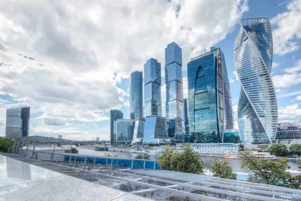 Hermoso paisaje urbano de Moscú con rascacielos — Foto de Stock
