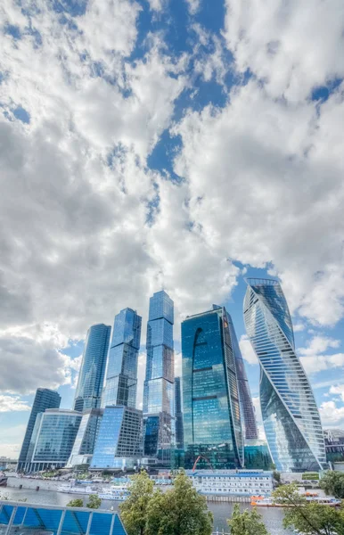 Rascacielos modernos de Moscú bajo el pintoresco cielo — Foto de Stock