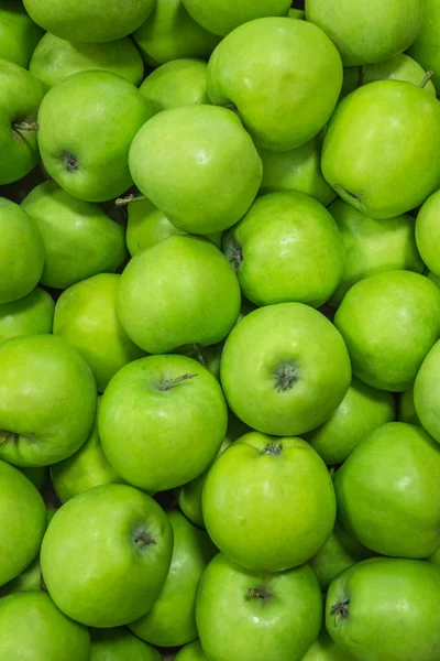 Beautiful green ripe apples background — Stock Photo, Image