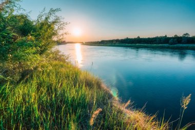 Bir nehir ile gün batımında güzel sahne