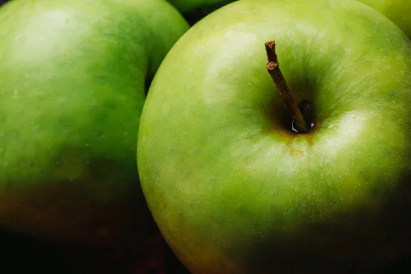 Green ripe apple close-up — Stock Photo, Image