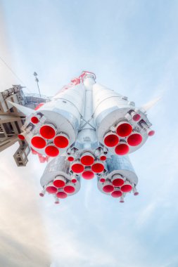 Taşıyıcı roket Doğu Vdnh. Moskova için alttan görüntüleyin,