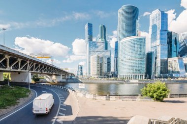 Ecek zemin karşı köprünün altında aracın hareketi