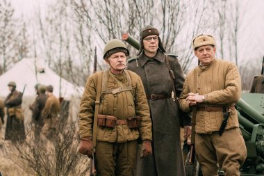 Kızıl Ordu askerler üniforma çekim için poz içinde. Gomel, Beyaz Rusya