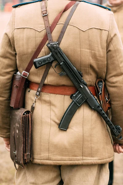 Oficial do Exército Vermelho Soviético com PPS nas costas — Fotografia de Stock