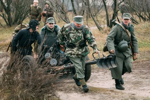 German soldiers Wehrmacht reenactors actors with a gun Pak 36 on — Stock Photo, Image