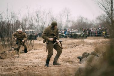Rus askerleri ile Alman Wehrmacht savaş meydanında. 