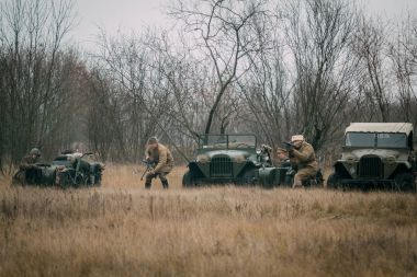 Kızıl Ordu erkekler arabalar ve motosikletler ile savaş meşgul. Gomel, 