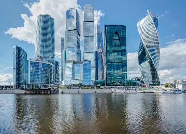 Rascacielos en el río en Moscú en un día de verano — Foto de Stock