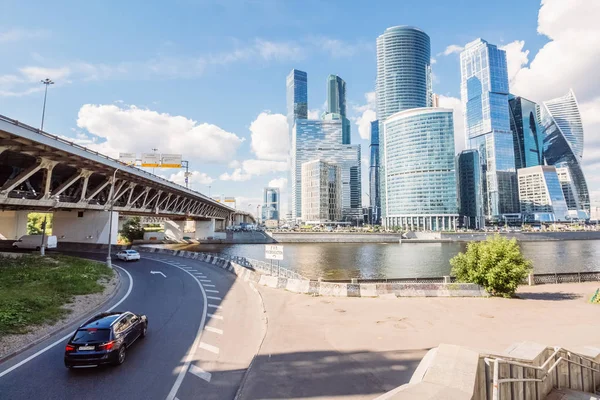 Москва місто хмарочосів має і автомобілів подорожувати на в — стокове фото