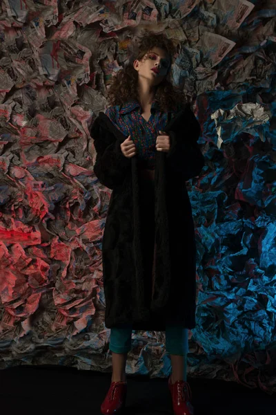 Bir kürk şık kız