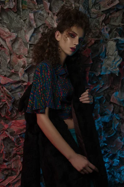 Bir kürk şık kız