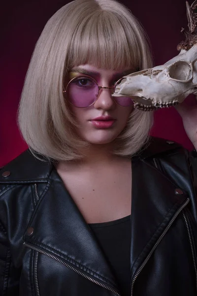 pembe gözlüklü kız