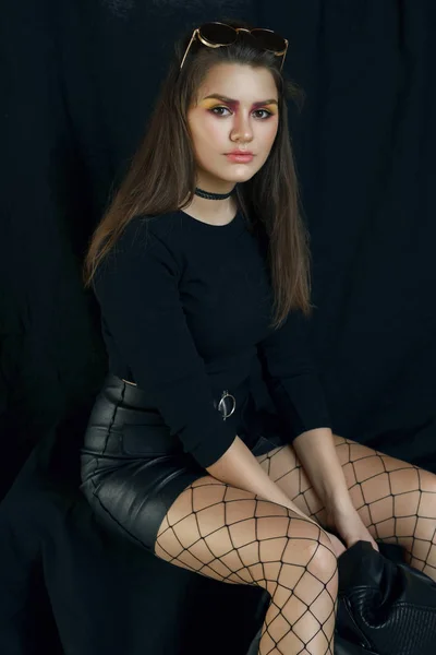 Siyah külotlu çorap bir kız