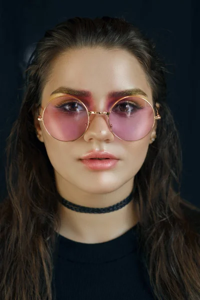 pembe gözlüklü kız