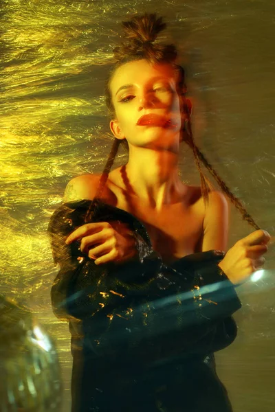 Bir kızın moda portresi.