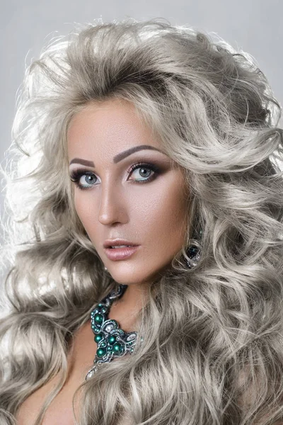 bir kadın aksesuarları ile güzellik portresi