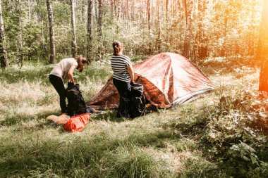 Genç kızlar kamp gezisindeler. Yürüyüş, öğrenciler çok günlük bir yürüyüşe çıktılar. Ormanda çadır.