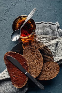 Yarın sabah sandviç ve çayla. Fıstık ezmeli sandviç ve siyah çay, puer. Sabah evde konforlu