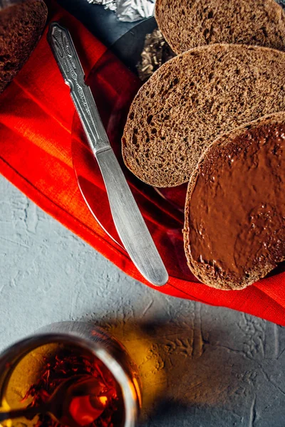 Yarın sabah sandviç ve çayla. Fıstık ezmeli sandviç ve siyah çay, puer. Sabah evde konforlu