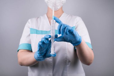 Şırınga, elinde tıbbi enjeksiyon, avuç içi ya da parmak. İğneli tıbbi plastik aşı ekipmanı. Hemşire ya da doktor. Sıvı uyuşturucu ya da uyuşturucu. Hastanede sağlık hizmeti.