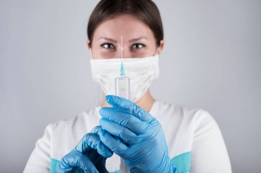 Şırınga, elinde tıbbi enjeksiyon, avuç içi ya da parmak. İğneli tıbbi plastik aşı ekipmanı. Hemşire ya da doktor. Sıvı uyuşturucu ya da uyuşturucu. Hastanede sağlık hizmeti.